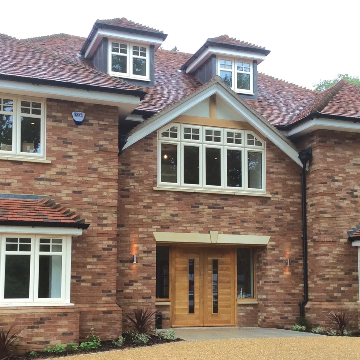 Timber-look alternative window system with double glazing